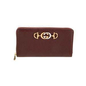 GUCCI
Zumi Zip Around Wallet Burgundy. Height: 4"
Width: 7.5"
Depth: 1"
Item 145